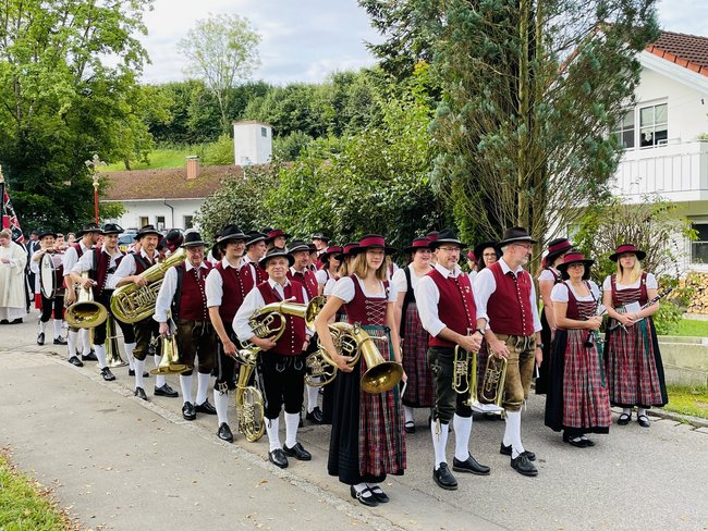 Musiker der Musikkapelle Sulzberg beim Festumzug der Bürgereinweihung.