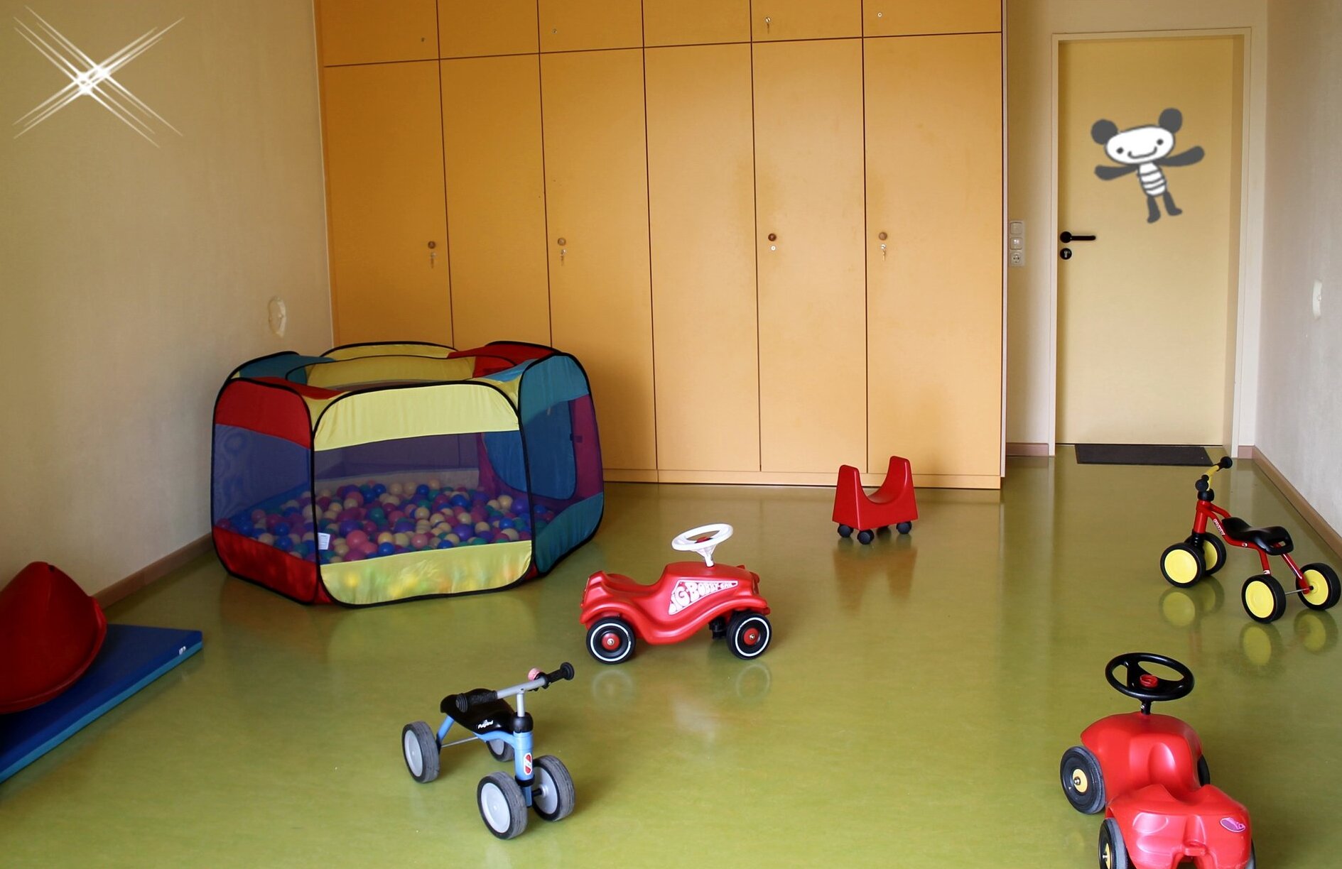 Ein Raum mit verschiedenen Bobby-Cars.