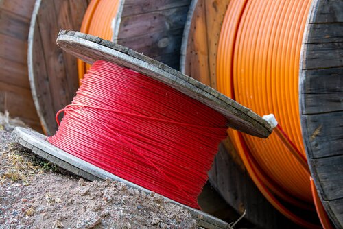 Kabeltrommeln mit Glasfaserkabel und anderen Kabeln auf einer Ba