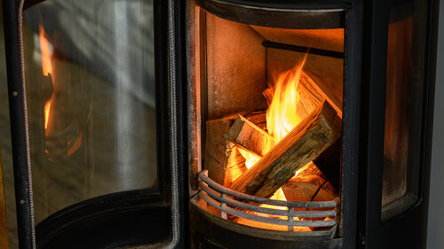 Kaminofen anfeuern mit Kaminholz