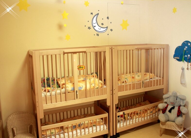 Auf dem Bild sind zwei Kinderbetten mit Rausfallschutz.